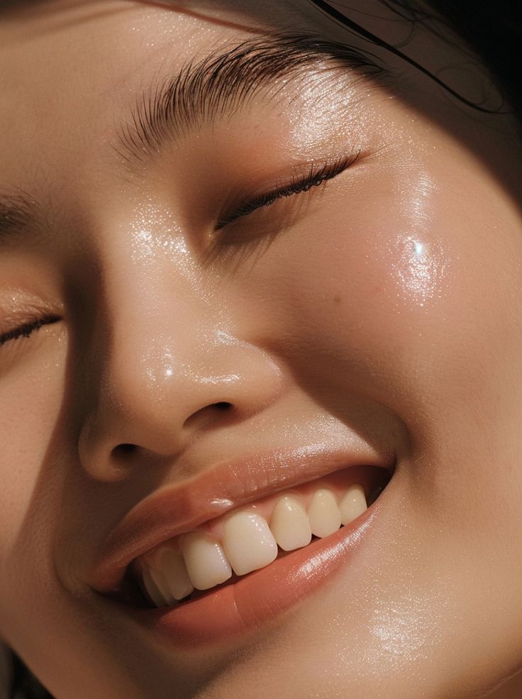 Peau asiatique éclatante souriante cosmétiques coréens